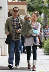 组图：杰西卡-阿尔芭素颜现身 全家外出其乐融融