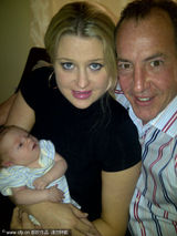 组图：林赛-罗韩同父异母新生弟弟曝光