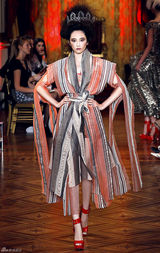 组图：吴佩慈巴黎走秀 西式嫦娥扮唐朝风情