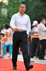 组图：《精忠岳飞》将播 黄晓明拄拐亮相红毯