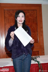 组图：艳星叶玉卿被爆复出还债 浓妆澄清未破产