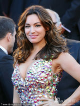 组图：布鲁克戛纳走秀宝石绚丽气双峰傲人