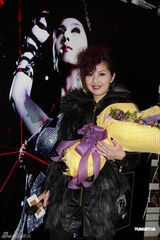 高清图：杨千嬅香港签唱 皮草华丽艳光四射