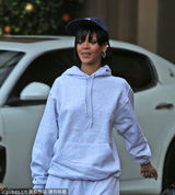 组图：蕾哈娜短发运动装现身 与父亲亲密拥抱