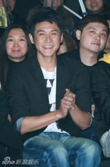 幻灯：陆毅春晓戚薇袁成杰出席某时尚品牌盛典