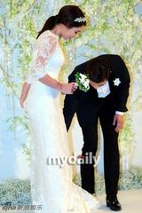 组图：李秉宪李敏贞携手出席婚礼新闻发布会