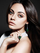 组图：米拉-库妮丝拍摄珠宝大片 冷艳高贵