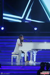 组图：中歌榜演唱会 潘辰自弹自唱王栎鑫深情