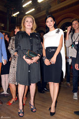 组图：姚星彤巴黎时装周首秀 黑白战服优雅