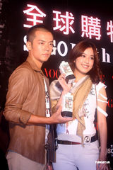 组图：钟汉良出席活动 名模辣妹香艳斗秀场面火爆