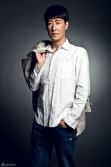 组图：于震春季写真曝光 衬衫牛仔随性