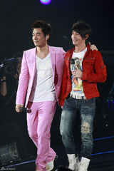 高清图：滚石30最终场周华健领军大唱《快乐天堂》