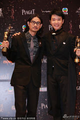 组图：张家辉得影帝手舞足蹈 章子怡卖萌扮奖杯