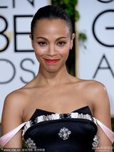 组图：索尔达娜抹胸短裙露性感锁骨