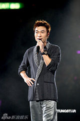 幻灯：郑秀文含羞与许志安深情对唱