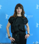 组图：《因何之名》发布会 女导演热搂两男主角