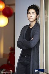 组图：宋仲基称拍戏时依赖朴宝英 变骄傲会被前辈训