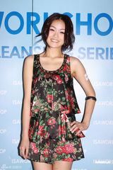 幻灯图：寇鸿萍澄清女儿虐猫照 称盆景猫图片是假