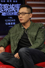 组图：《警察故事》刘烨贫嘴聊捉贼 景甜赞成龙