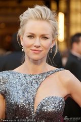 组图：娜奥米-沃茨银色战衣闪耀红毯