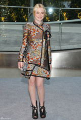 组图：达科特-范宁长袖礼服亮相复古