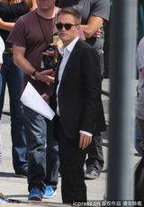 组图：罗伯特-帕丁森现身片场 黑装帅气似保镖