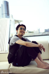 组图：李威休闲夏日照 飘然俊逸显型男魅力