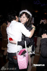 幻灯组图：沈玉琳平安夜庆生 告别单身向女友求婚