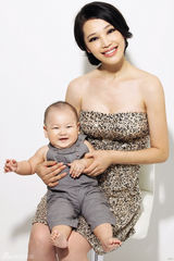 幻灯图：孔维拍摄母亲节写真 携子靓丽出镜