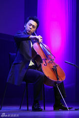 组图：中国之夜宋祖英郎朗台上握手似掰手腕