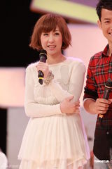 组图：《劲歌金曲》录影 TWINS泳儿亮相