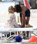 组图：球星法尔考海中爱抚娇妻 舔肚脐极度高调