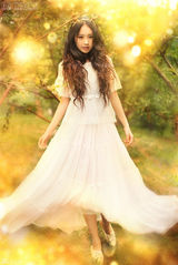 组图：孙耀琦写真大片 清纯白裙演绎自然精灵