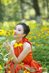 组图：《花木兰传奇》开播 朱子岩红裙预祝收视