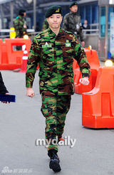 组图：韩国演员李东健结束兵役正式回归演艺圈