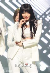 组图：东方神起回归夺首冠 女团成员台上晕倒