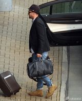 组图：大贾斯汀与爱妻狂亲 杰西卡含羞步履匆匆