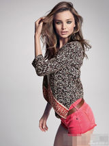 组图：米兰达最新春装大片 秀发飘逸美腿诱人