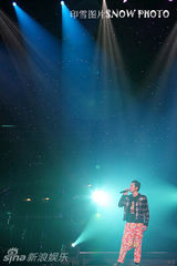 幻灯组图：郭富城多伦多开唱 提章子怡引观众嘘声