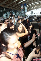 组图：郑少秋遇疯狂女粉丝 太太面露不悦