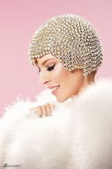 组图：凯莉-米洛新书大片出炉 艳丽油彩妆秀美腿