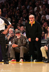 高清图：好莱坞众星为湖人加油 贝克汉姆拖伤腿助阵