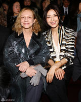 组图：高圆圆亮相米兰时装周 黑金战袍刮中性风