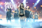 组图：2013新浪微博之夜现场 开场秀辣妹热舞