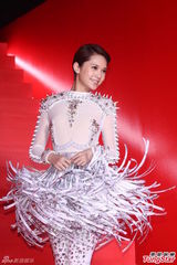 组图：杨丞琳穿华服亮相 尾椎伤势未复原