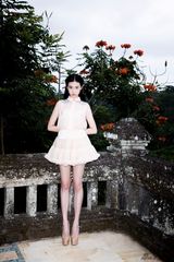 组图：张辛苑最新写真 彰显独特美感