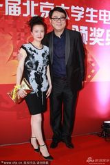 组图：何晴短裙优雅亮相 高亚麟笑容满面