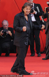 组图：《莎乐美》首映 导演帕西诺携小女友现身