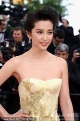 组图：李冰冰戛纳走秀 金色长裙华丽刺绣精致