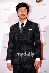 组图：大钟奖红毯星光熠熠 群星华服登场斗艳